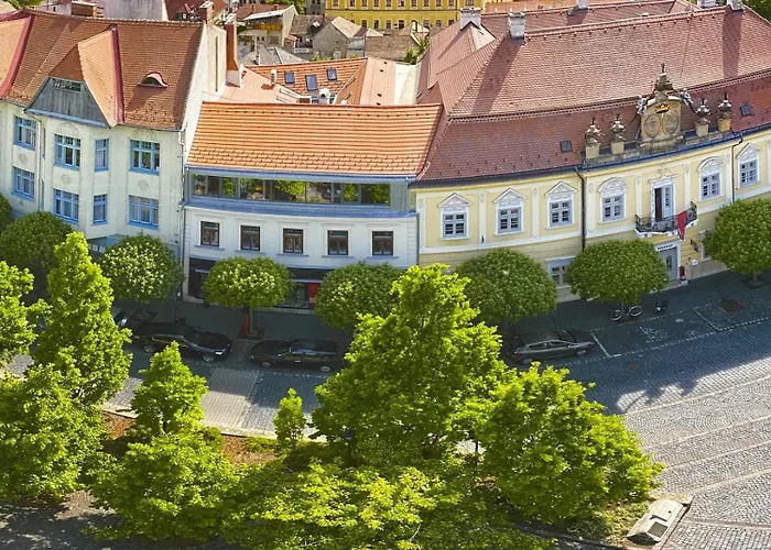 Ovaros Boutique